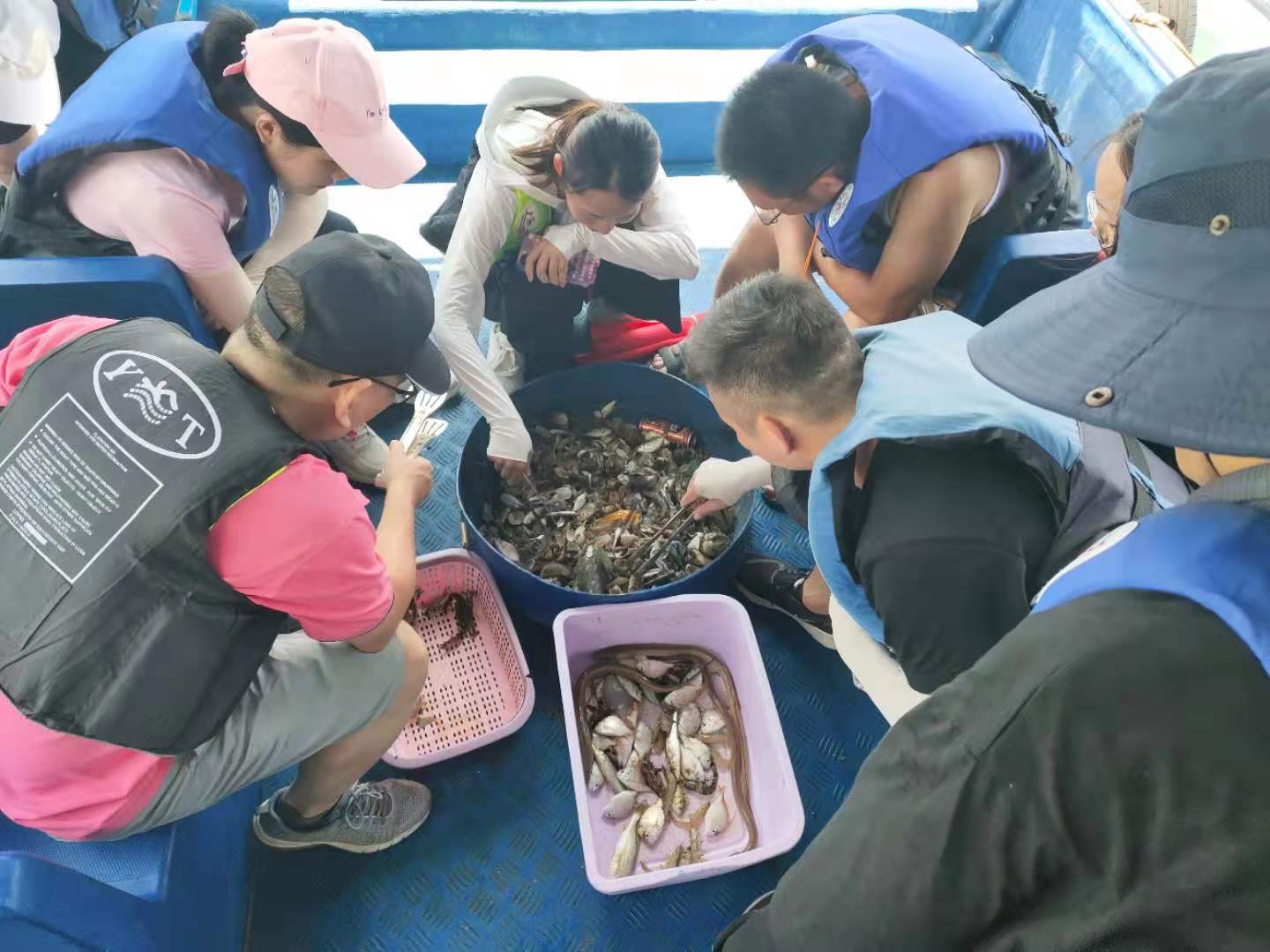 薩科微SLKOR團(tuán)隊分揀自己打撈上來的海鮮