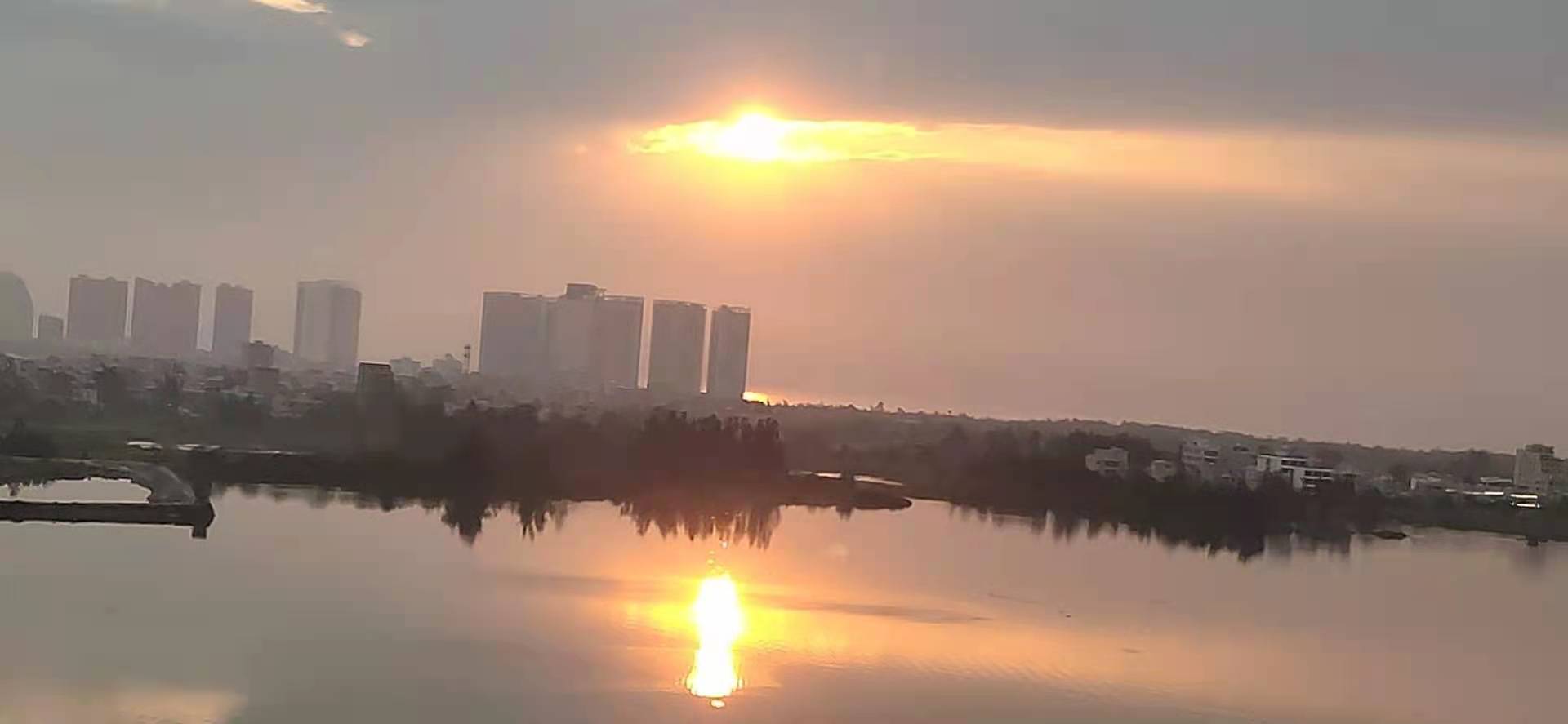 薩科微SLKOR團(tuán)隊成員欣賞美麗的海邊日出