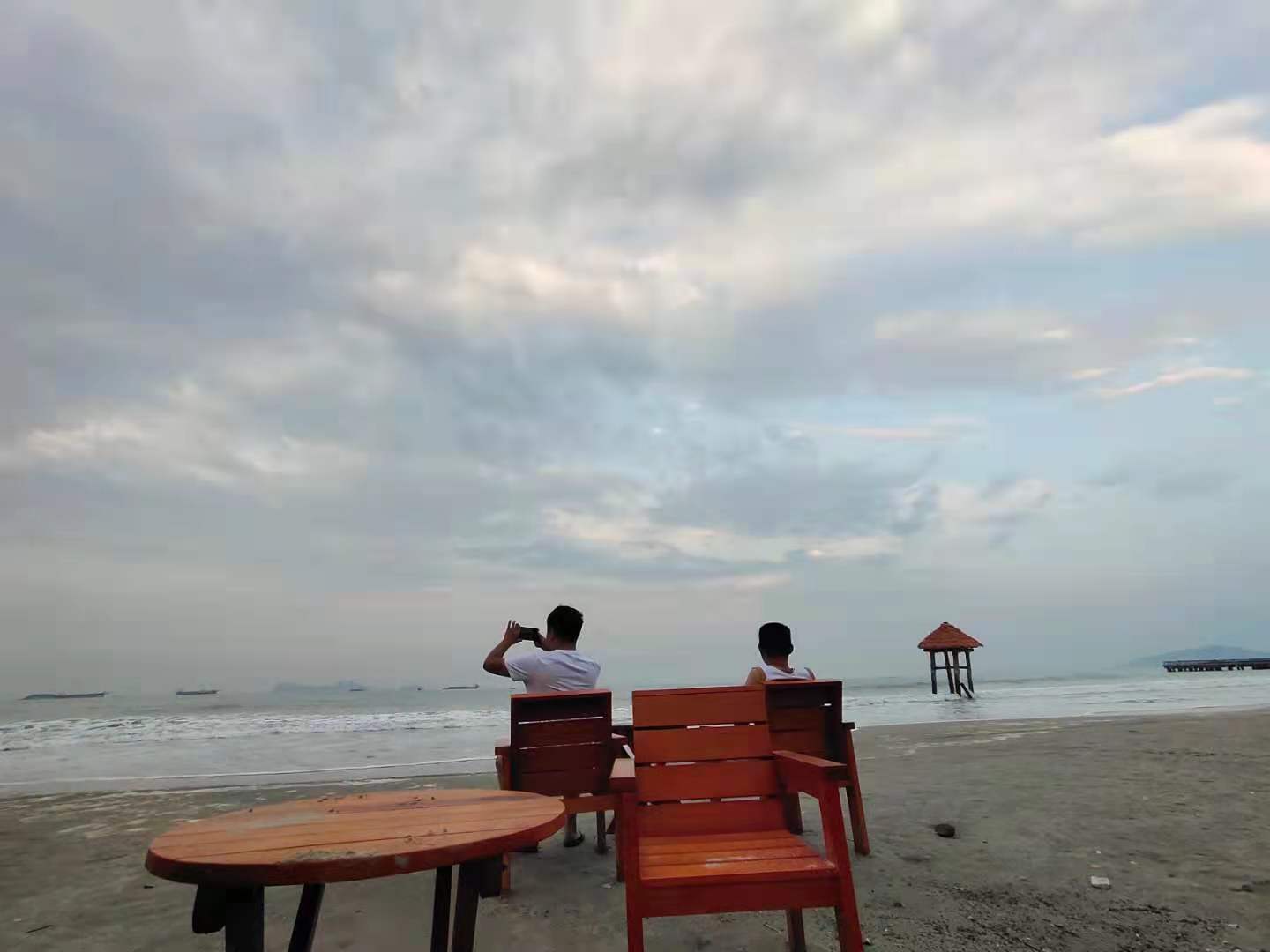 薩科微SLKOR團(tuán)隊成員欣賞海邊美麗的日出